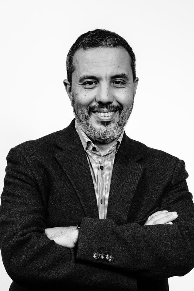 Portrait en noir et blanc de Jamal ICHOU, CEO de Data Edge AI